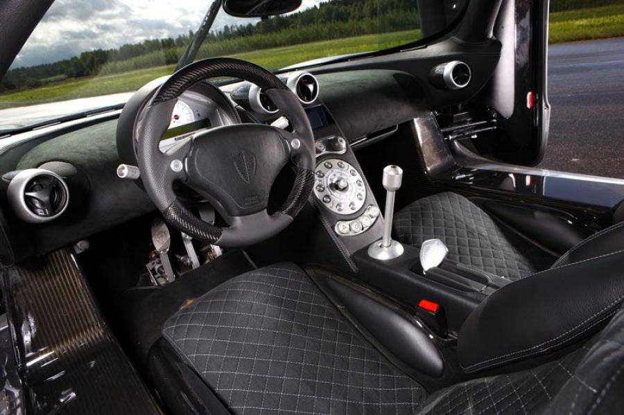 Интерьер Koenigsegg CCR Evolution (7014) 2008 года  (фото 2 из 8)